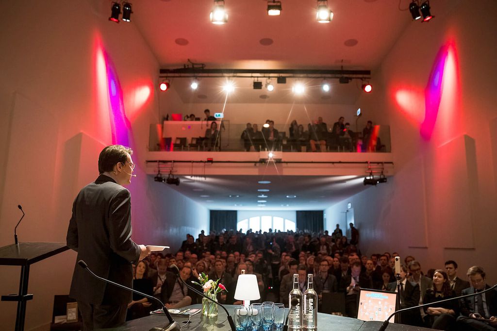 De Nieuwe Liefde - Grote zaal - Grote zaal on stage achterzijde open gordijnen 250 people