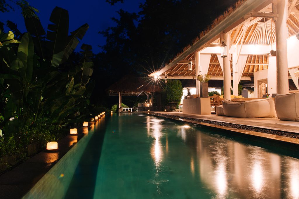 Dining/living pavilion, 18m pool, bar bale