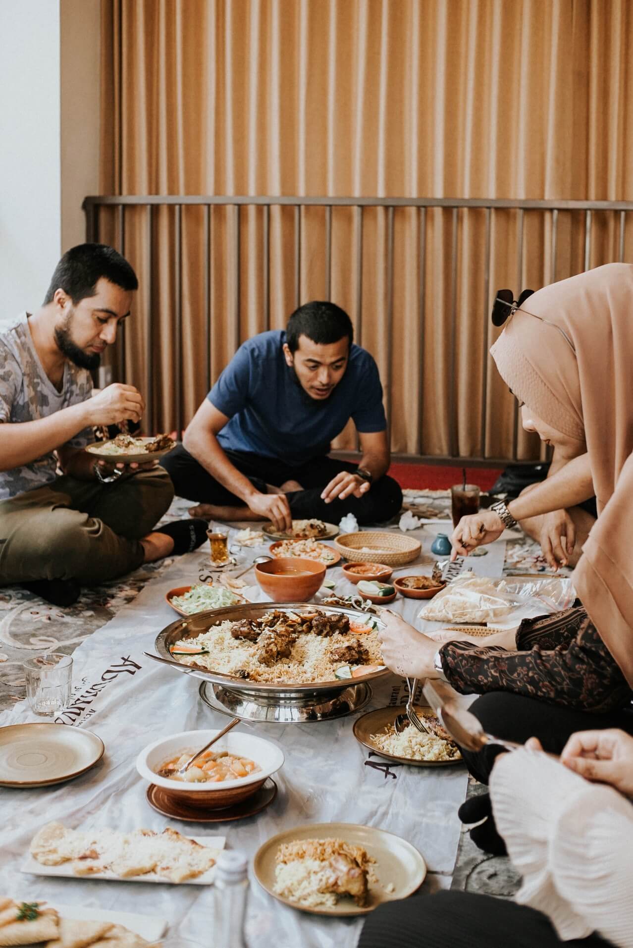 Abunawas eating