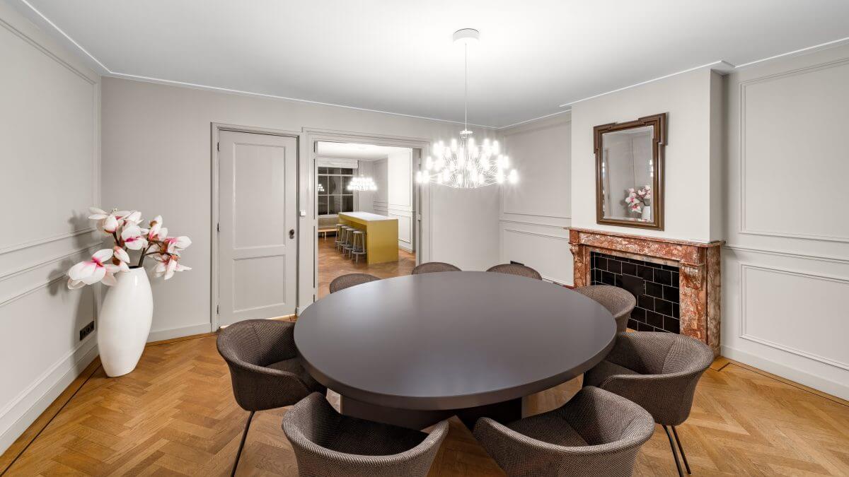A big meeting room with a cozy bar area