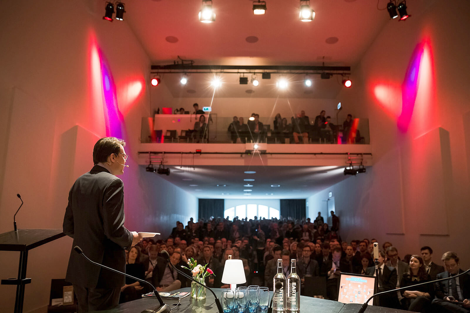 De Nieuwe Liefde - Grote zaal - Grote zaal on stage achterzijde open gordijnen 250 people