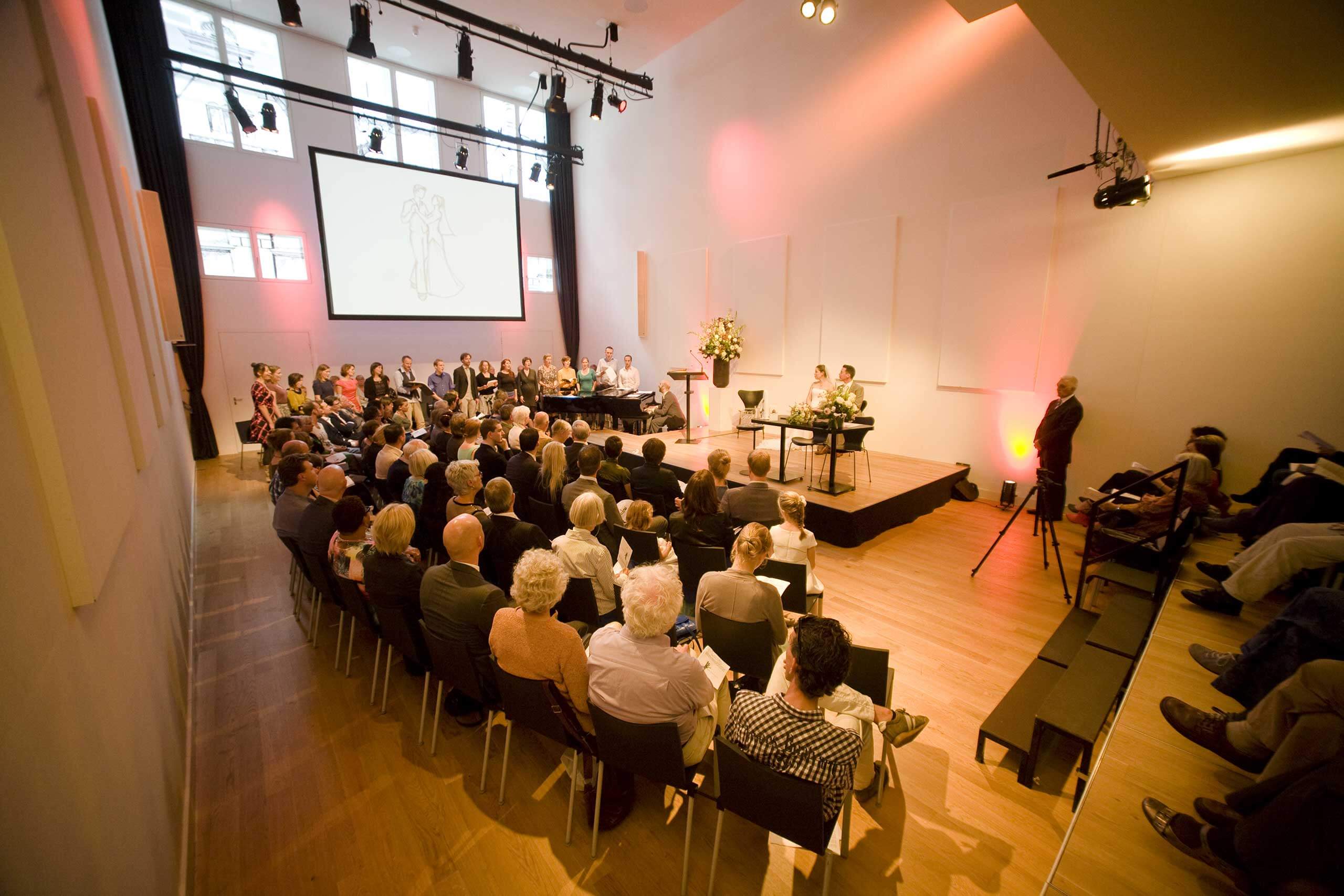 De Nieuwe Liefde - Grote zaal - Open gordijnen huwelijk met projectiescherm