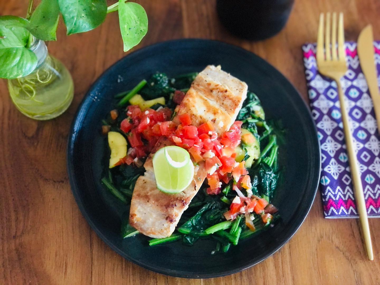 Mediterranean Mahi mahi : this dish has 289 calories with 29g protein and 13 carbs and 8 fat (keto friendly)