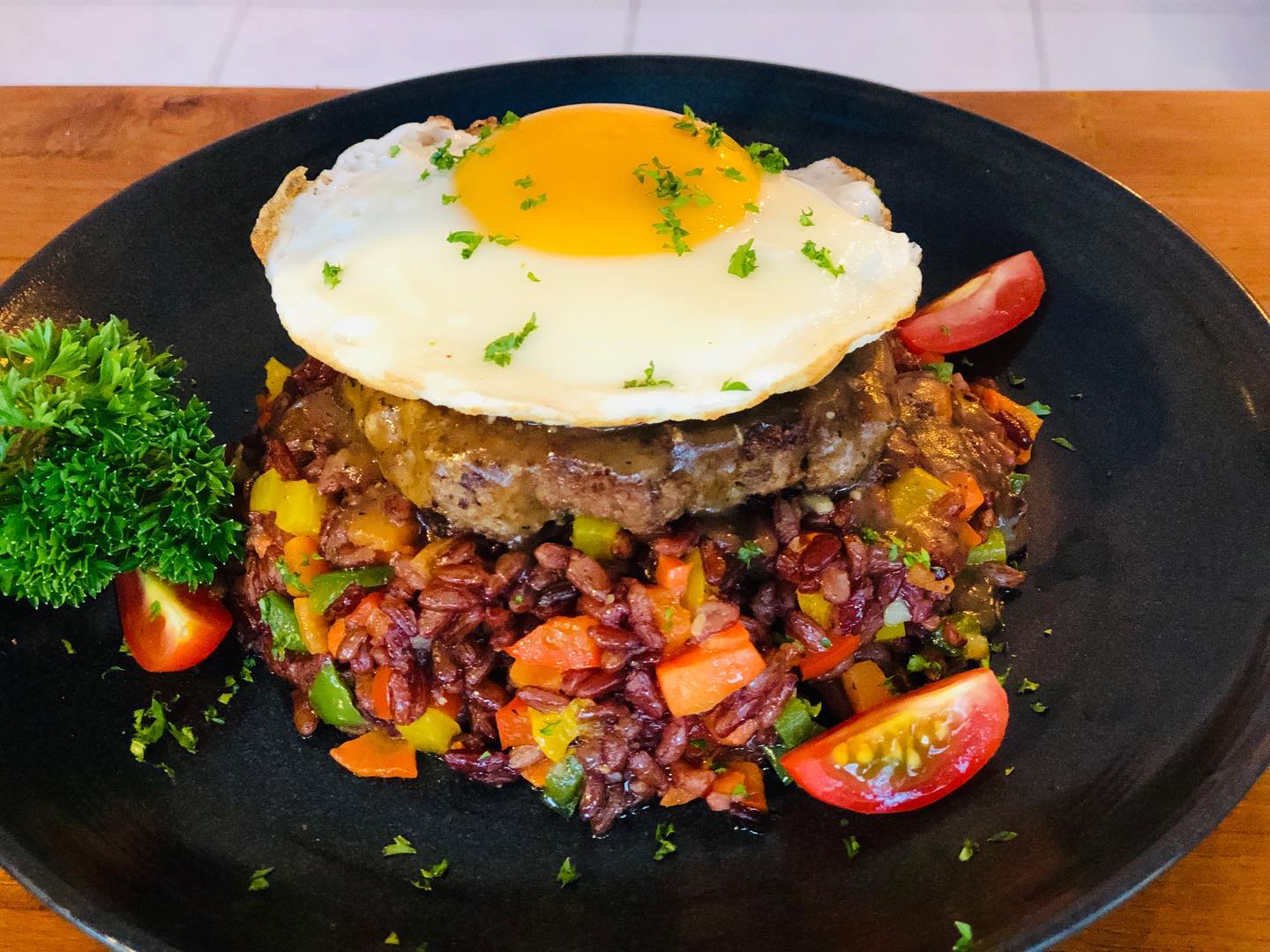 Loco moco : Arabic red rice with beef patty and eggs on top , 381 calories and with 34g of protein, it’s one of our meal plan dishes.